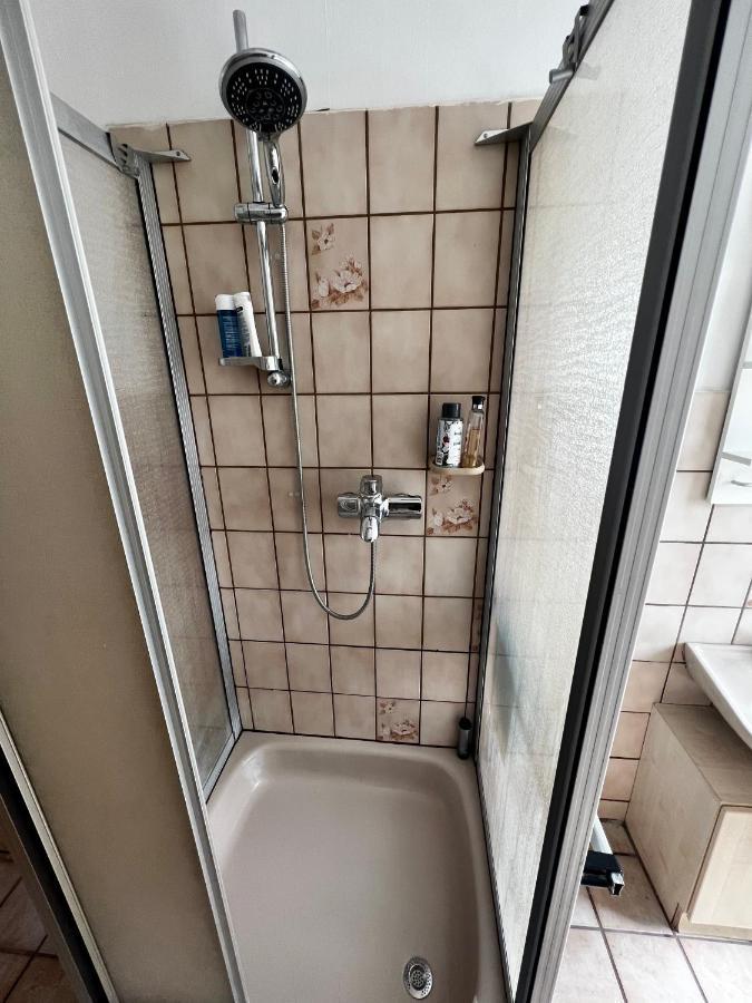 Praktisches Zimmer Im Grossen Haus Mit Garten Düsseldorf Exteriér fotografie